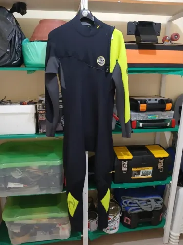 Vendo Long John Rip Curl E-Bomb Pro 3,2 mm, E4, Zep free