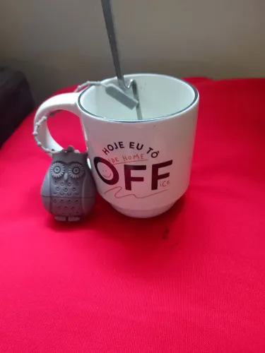 Caneca de louça com infusor de chá em formato de coruja