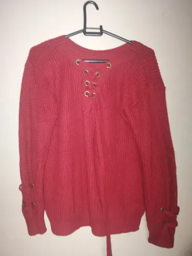 Suéter vermelho feminino, corte renascentista, com gola e pulso ajustáveis. Tamanho G.