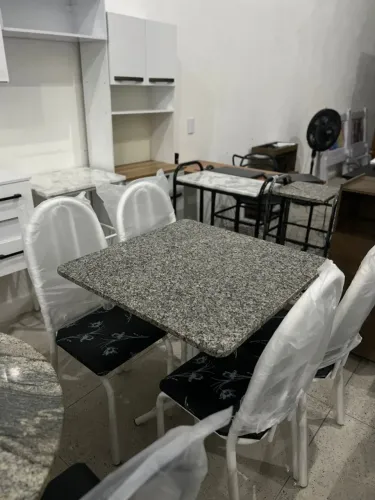 Limpar Mesa de jantar em granito com 4 cadeiras, ideal para sua casa! Mesa em excelente es