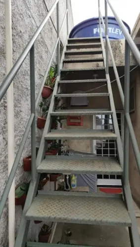 Vendo escada para segundo andar! 
