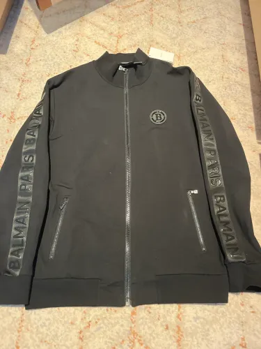 casaco moletom balmain com etiqueta