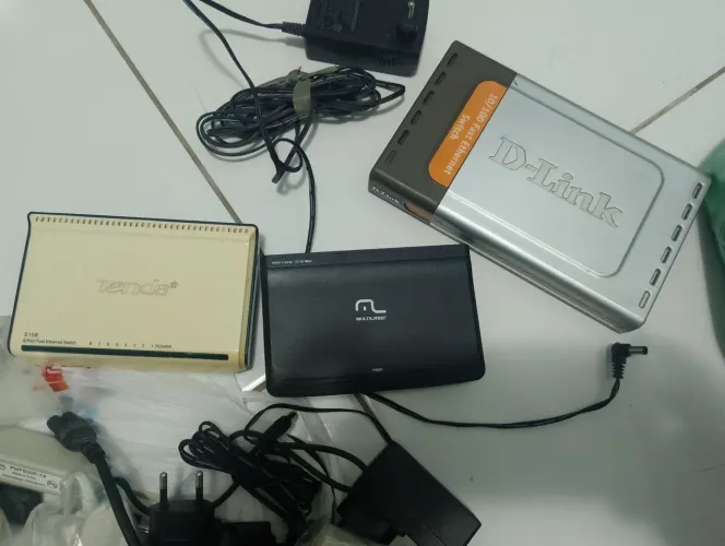Vendo 3 Switch e 1 DSL.500 com 8 saídas, usados mas 100% funcionando.
