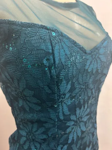 Vestido de Festa Verde Esmeralda com Renda e Detalhes
