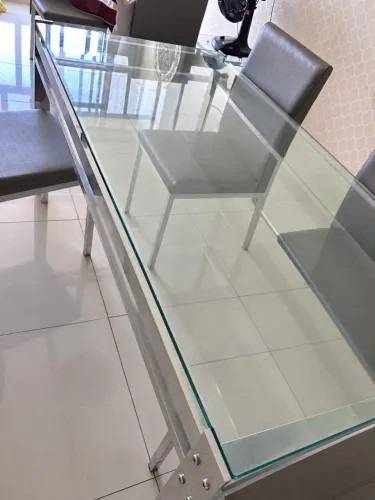 Venda mesa de jantar com seis cadeiras + aparador