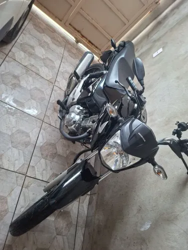 Pra pessoas existentes, moto em excelente estado de conservação 