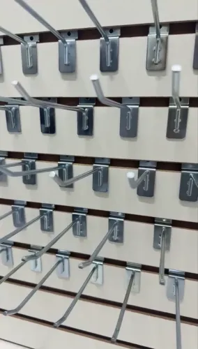 Ganchos de tela painel canaletado e eucatex