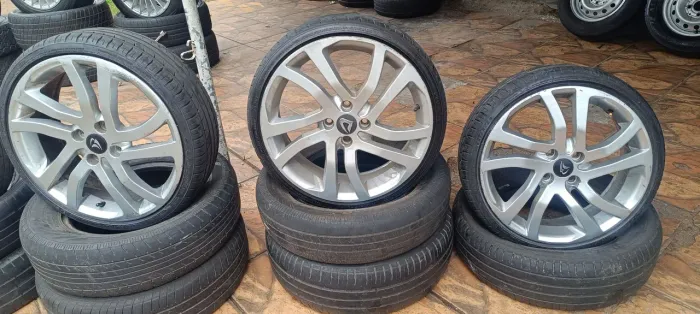 Rodas Vulcano 17 furação 4x100 pneus 165/40 semi novos perfil baixo leia tudo ?.