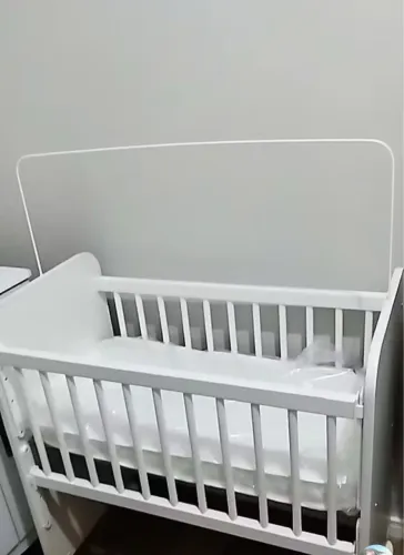 Mini berço com grade móvel , rodinhas, acompanha colchão e protetor impermeável