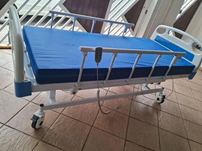 Cama hospitalar MOTORIZADA com Elevação + Poltrona hospitalar 