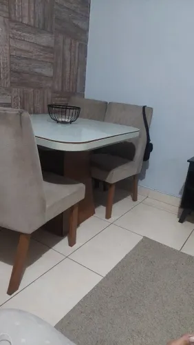 Conjunto mesa com 4 cadeiras...mesa com defeito tapao solto[