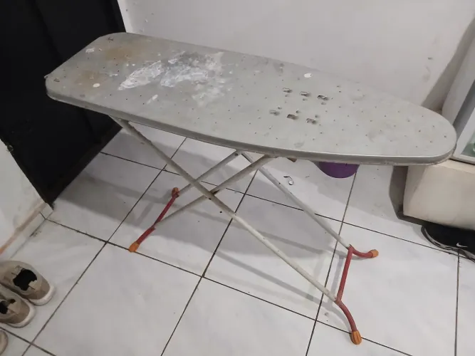 VENDO MESA DE PASSAR ROUPAS USADA