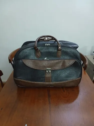 Bolsa de viagem em couro com rodinhas e alça de mão  super nova.