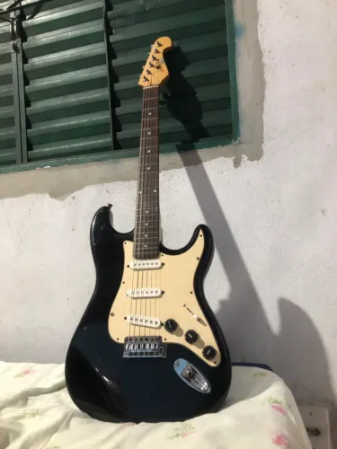 Vendo guitarra ou troco por violão mais volta