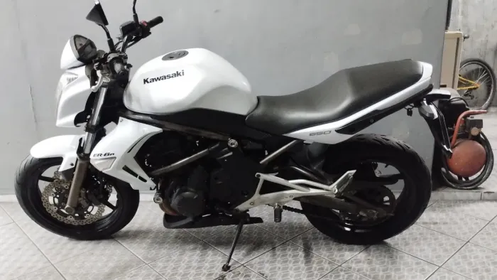 Kawasaki ER 6N ABS 2011 excelente estado, financia.