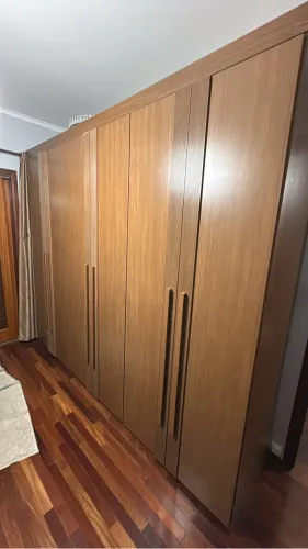 Guarda Roupa de madeira com detalhes ripados. 