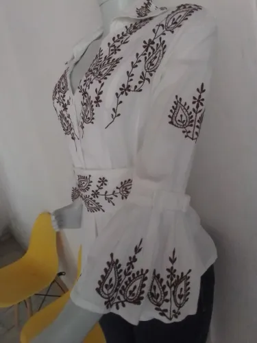 Roupas e artesanatos 