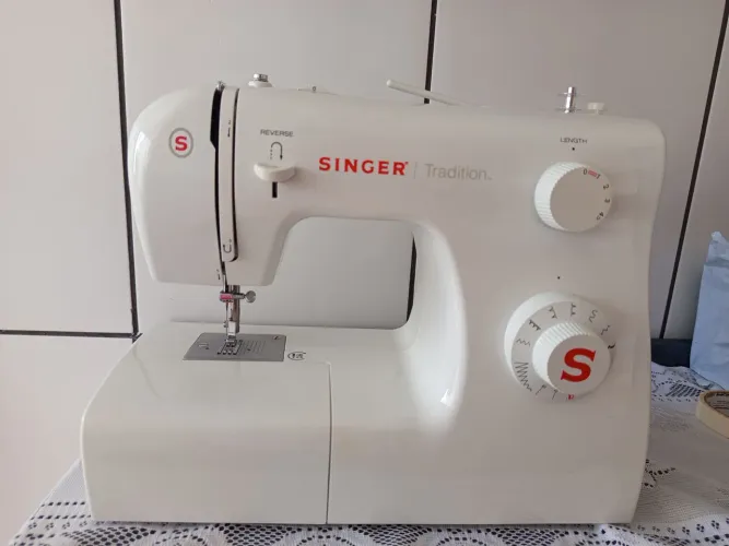 Máquina de costura tradition 2250 Singer