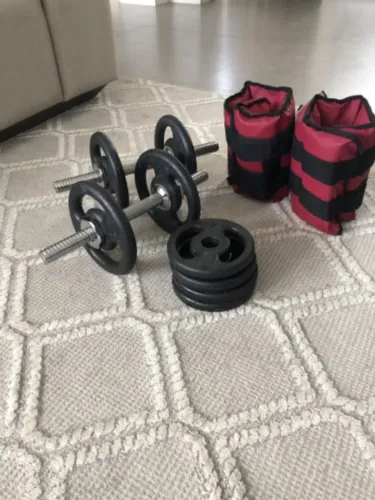 Anilhas e caneleira para musculação