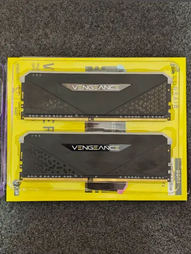Memória RAM Kit 16GB (2x8GB) Corsair Vengeance RGB RS DDR4 3600MHz CL18 Excelente Estado