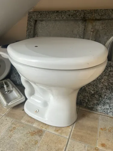 Vaso sanitário celite com caixa acoplada e assento