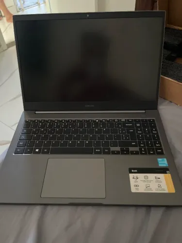 Samsung Book com tela Full HD de 15.6 polegadas, processador Intel Celeron-6305, 4GB de RA