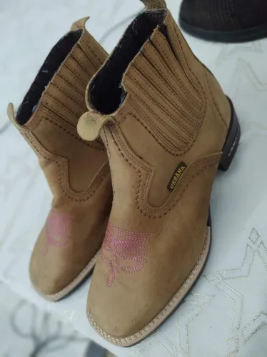 Bota de couro legítimo.Marca: Urbana. Tam 36. R$ 70