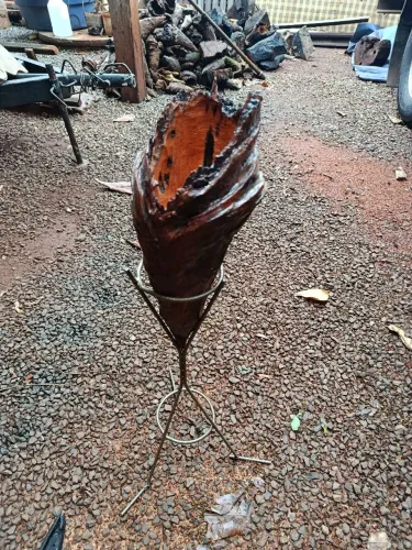 Vendo esse vaso para suporte de nó de pinheiro faço por encomenda também