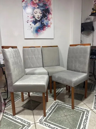 Vende-se 4 cadeiras de jantar madeira novas 300$