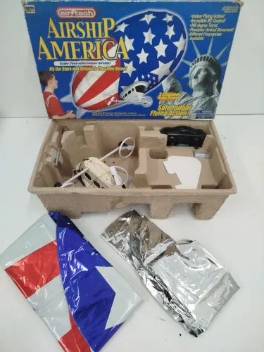 Antigo brinquedo simulador dirigível americano 