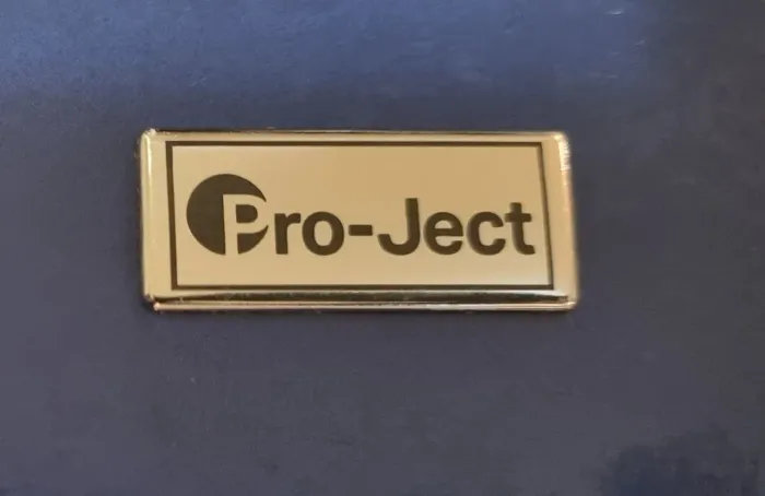 Etiqueta Metálica para Toca-disco Pro-ject