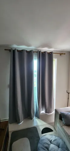 CORTINA BLACKOUT ARES CINZA 2,6 x 2,3m FOLHA DUPLA + KIT VARÃO ECO PACTO MARROM