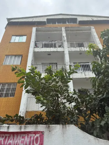 Alugo apto de 1/4, c varanda, 2 WC e garagem em Itapuã