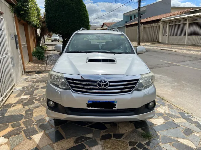 Toyota Hilux SW4 SRV D4-d 4X4 3.0 TDI Dies. AUT 2013