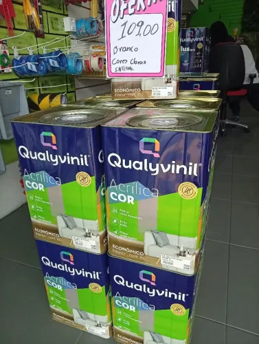 Promoção de tinta branca e cores claras 