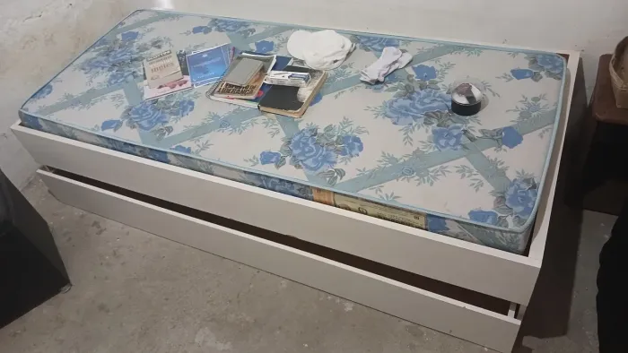 cama de madeira e o colchão junto( 2 cama)