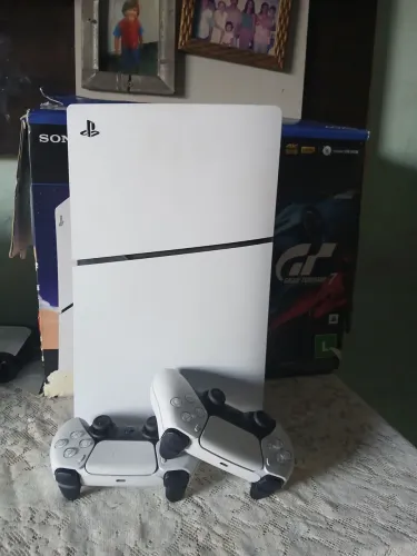 Vende-se play5 com dois controles