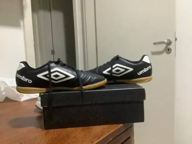 Chuteira umbro tamanho 39