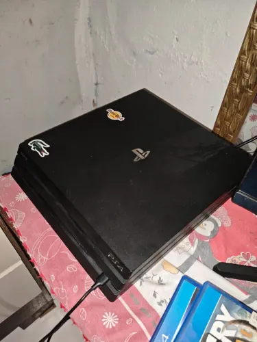 PS4 com 10 jogos inclusos