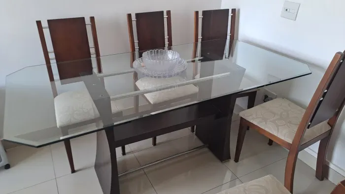 Conjunto Mesa de Jantar com Cristaleira