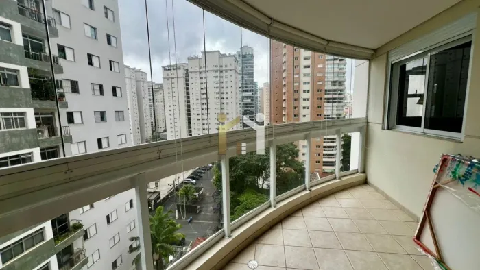Apartamento em Moema com 124m², 3 suítes e 2 vagas.