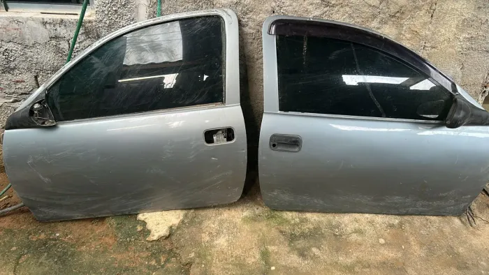 Portas do corsa wind, as duas sem detalhes, só está suja 