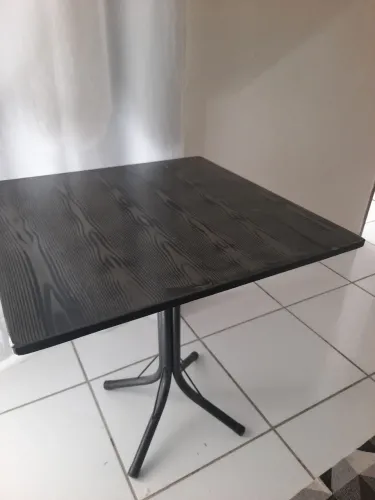 Mesa 70x70 Tampo Pedra Sintética Marmorizada - Pé de Ferro
