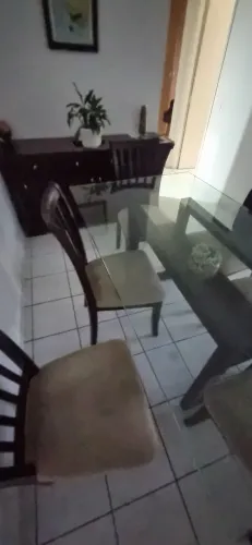 Mesa de jantar de vidro 6 cadeiras . Medida da mesa: comprimento 1,70cm e largura 1metro