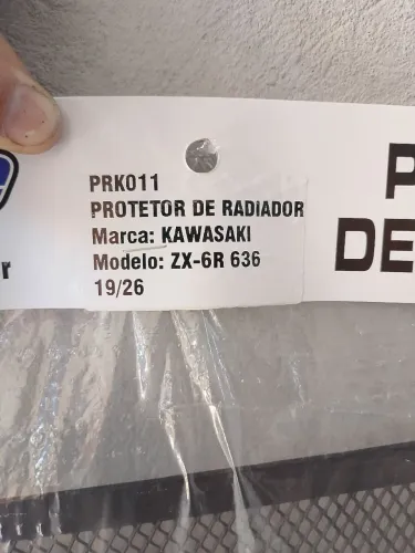 Vendo protetor de radiador da Kawasaki novo no plastico valor 200 reais 