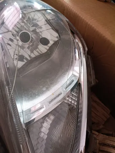Farol do Nissan Versa lado esquerdo