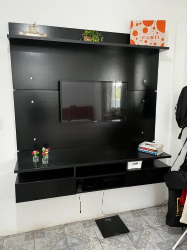 Painel para TV preto com nichos 