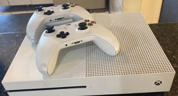 X box one s 1TB 2 controles