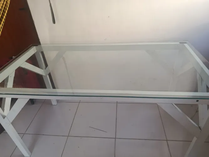 Mesa com base de aço e tampo de vidro
