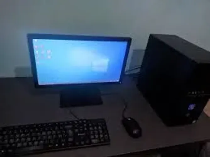 Computador completo com mesinha 